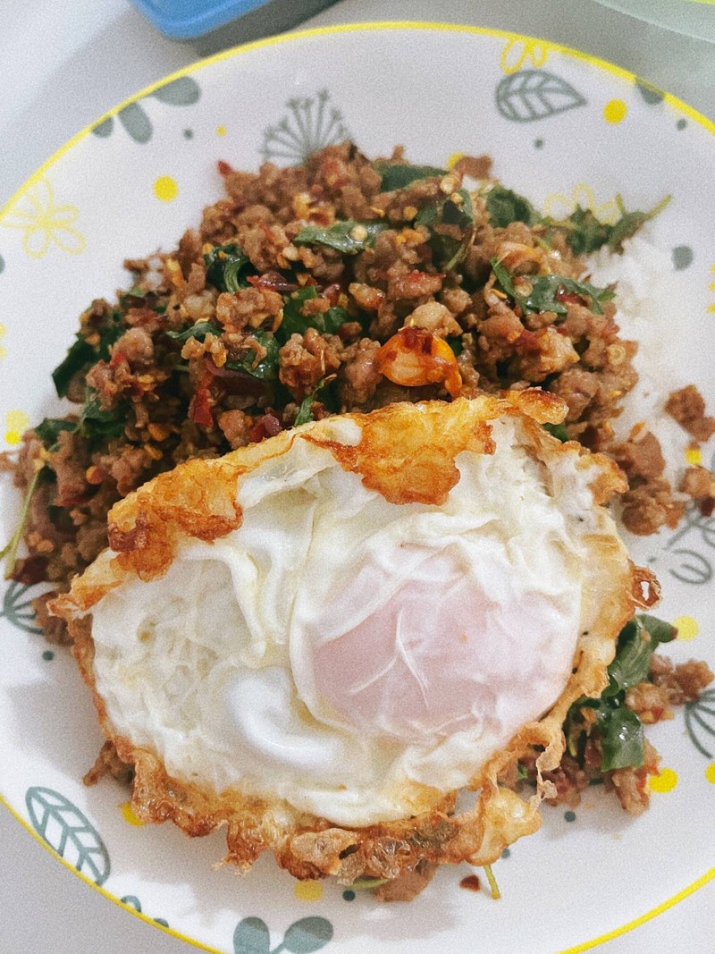 กระเพราเนื้อพริก 1 ช้อน +ไข่ดาว  ผัดแห้งๆ