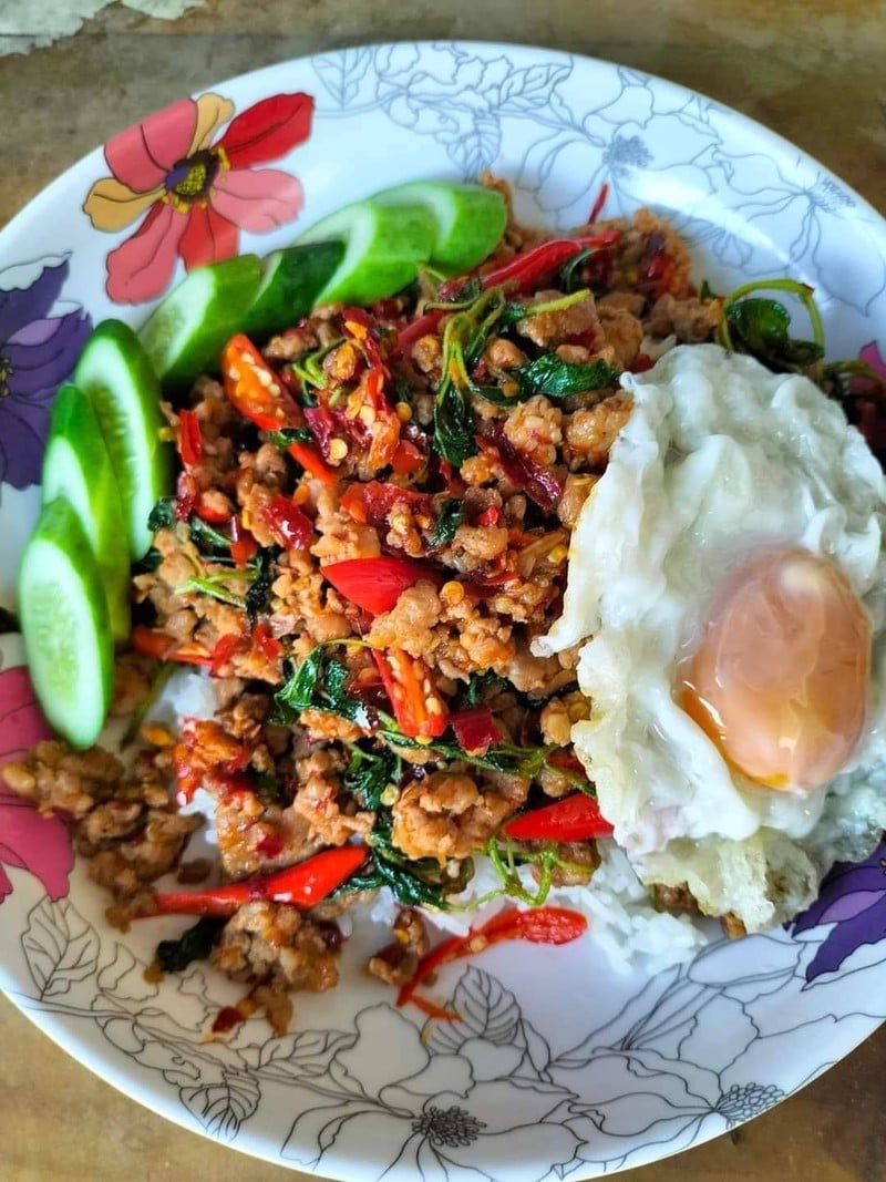 กระเพรารสเด็ดจัดจ้าน(ฟรีน้ำซุป)