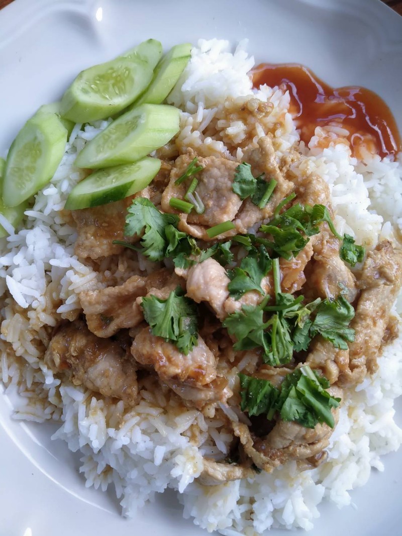 อาหารอร่อยทุกอย่างทั้งข้าวและก๋วยเตี๋ยวแม่ค้าให้เยอะมากเลยค่ะอาหารก็สะอาดมากค่ะ