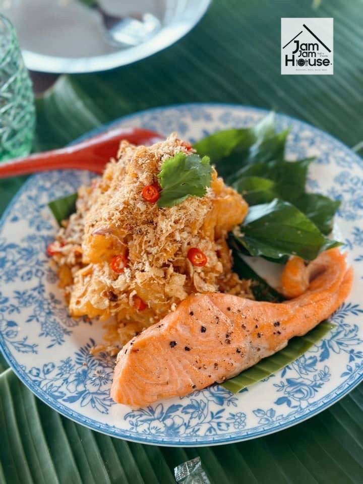 ยำส้มโอแซลมอนย่าง