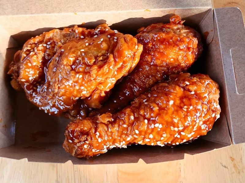 น่องไก่และสะโพกไม่มีกระดูก ซอสเกาหลี อร่อยมาก ไก่กรอบมากค่ะ