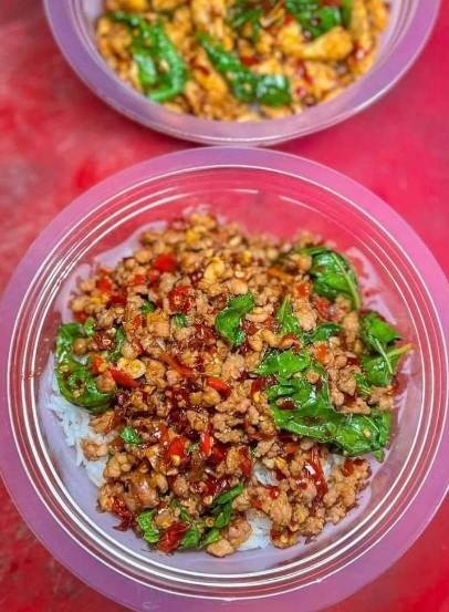 กะเพราโบราณ ผัดแห้ง รสชาติเข้มข้น หอมกลิ่นใบกะเพรา