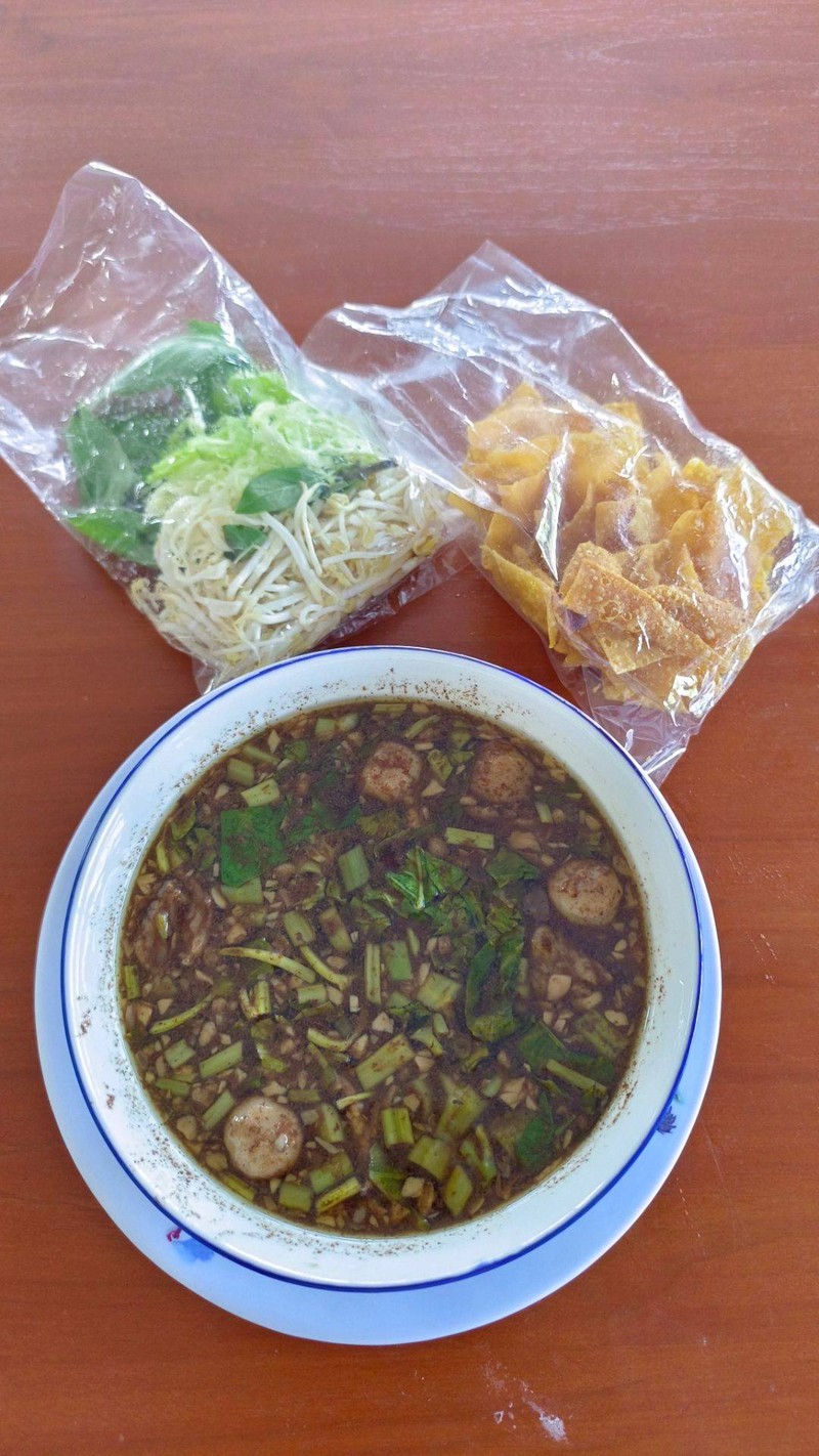 60 บาท ที่เห็นคือ เฉพาะน้ำ 2 ถุง ไม่ทานเส้น