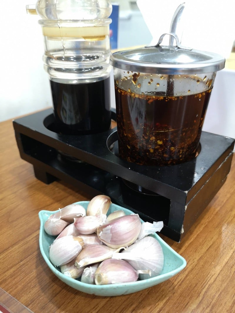 มีซีอิ้ว กับพริกเผา เพิ่มความเค็ม และหอม ไม่ค่อยเผ็ด