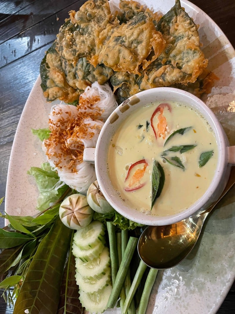 โคตรอร่อย แกงคั่วกรรเชียงปูเน้นๆ ในกะทิออกเผ็ดเล็กน้อย ทานกับเครื่องเคียง ยอดใบ 