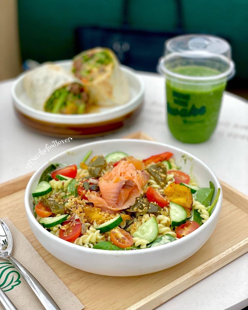 Smoked Salmon พร้อมความสดของ Baby Spinach ความกรอบของแตงกวาสไลด์และถั่วหลากชนิด