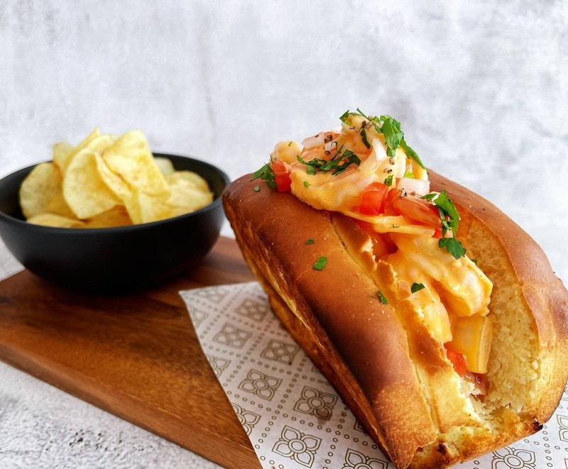 เมนู Prawn on A roll เป็นเมนูยอดฮิตที่ชอบ เพราะซอสจะทำพิเศษมาจากมายองเนสกับซอสพร