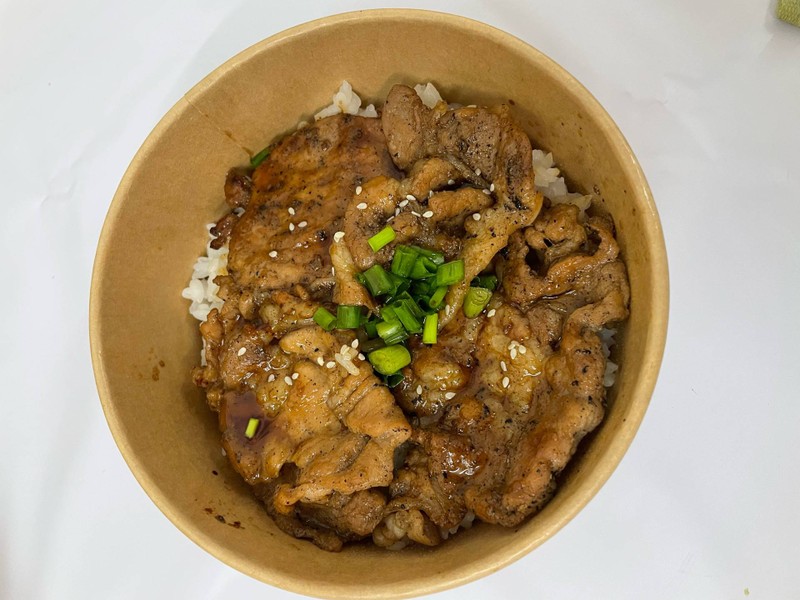 ข้าวหมูย่างซอสญี่ปุ่น