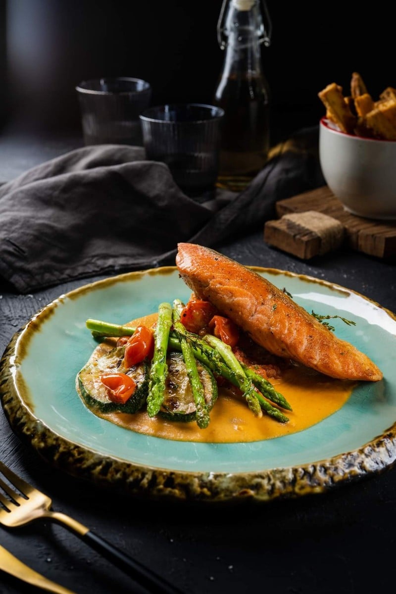 แซลมอนกิล เนื้อเน้นๆ ราดคู่กับซอสไส้กรอกโชริโซ่ และหน่อไม้ฝรั่ง