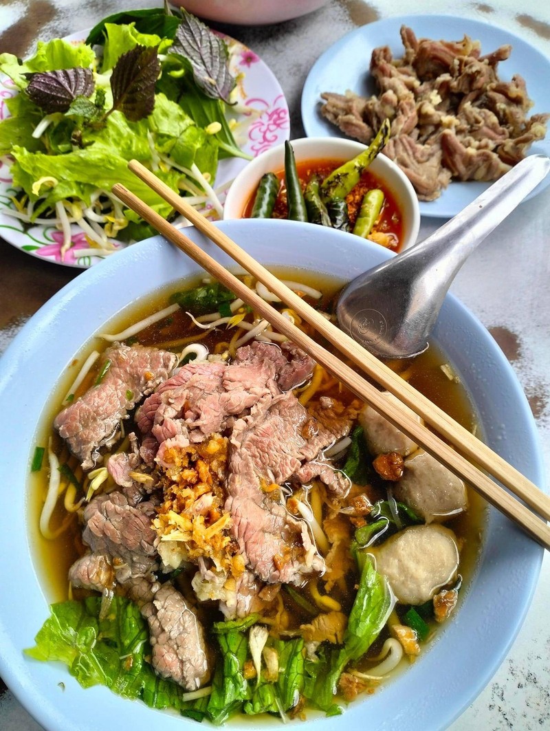 ก๋วยเตี๋ยวเนื้อ น้ำซุปเครื่องเทศหอมๆ และเนื้อขาลายลวกจิ้มกินกับพริกจี่หอมๆ อร่อย