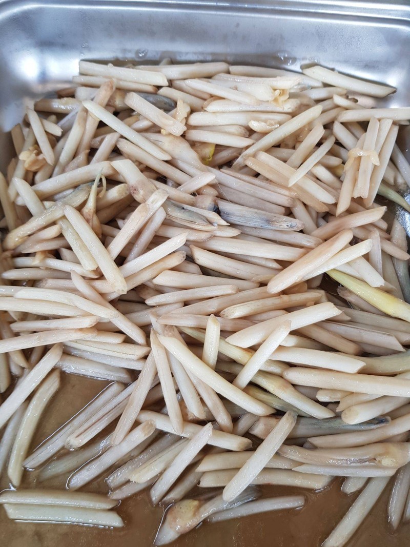 ผัดหลดบัวน้ำมันหอย หอมกระเทียม ทานคู่น้ำพริกกะปิ ชะอมทอด มาเป็นชุด 20บาท คุ้ม อร