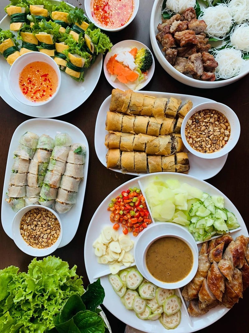 อาหารเวียดนามอร่อย ราคาไม่แพง วิวเห็นแม่น้ำโขงด้วย แถมมีเมนูอาหารหลากหลายให้เลือ