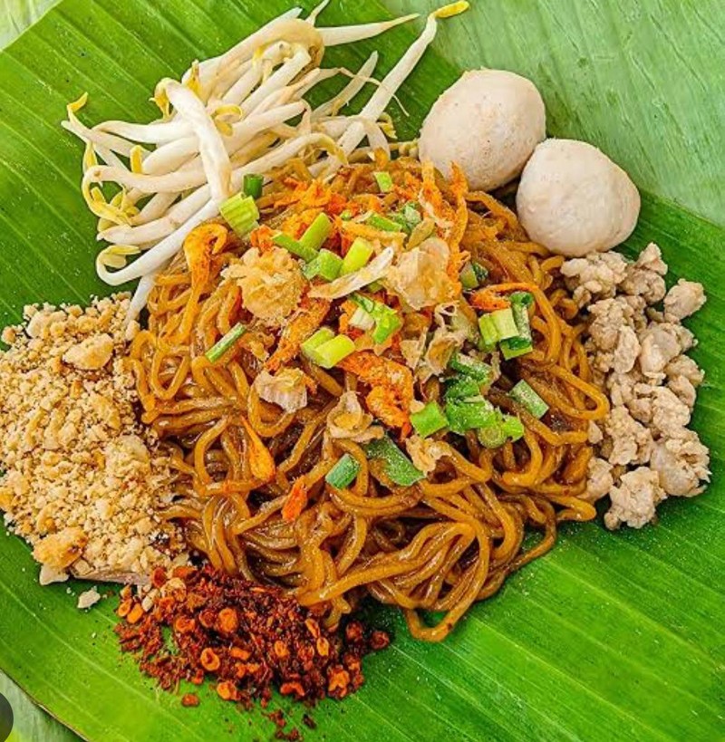 เส้นเล็กคลุก หมูสับ ลูกชิ้น