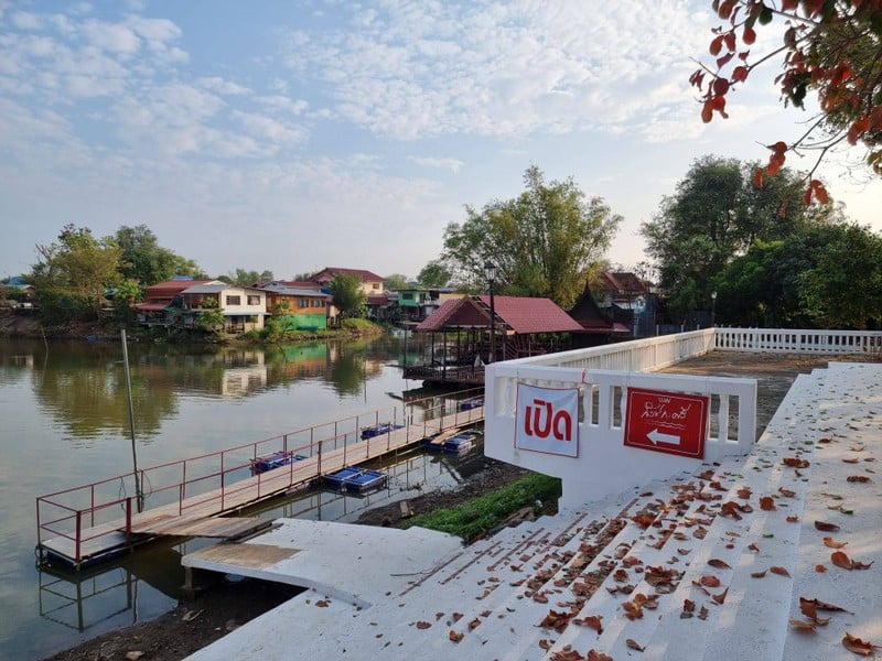 ทางเดินลงไปที่ร้าน