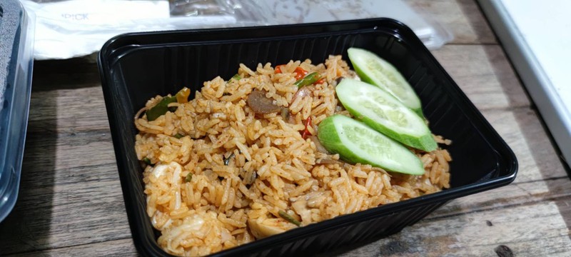 ข้าวผัดต้มยำ รสชาติถึงเครื่องต้มยำจริงๆค่ะ เข้มข้นมากๆ ข้าวร่วนๆเลยค่ะให้เยอะด้ว