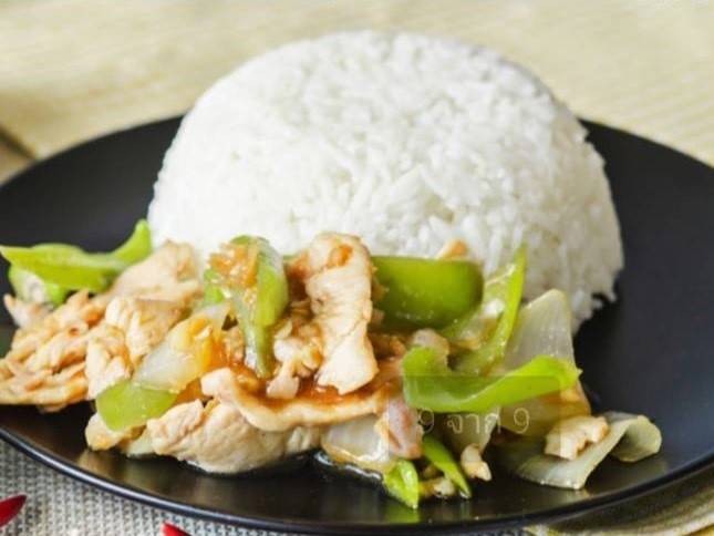 ข้าวไก่ผัดพริกสด