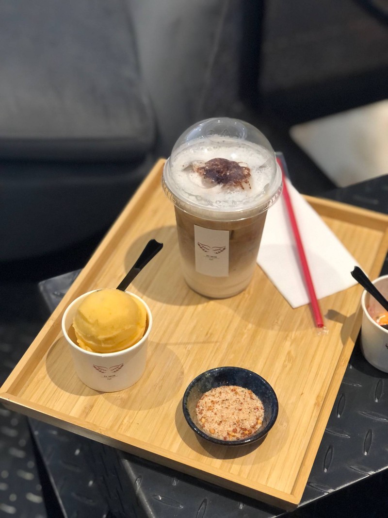 คาปูเย็นกับไอติมเสาวรส