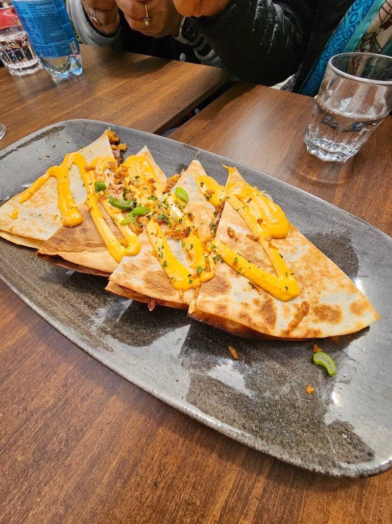 เป็น Quasadillas ไส้หมูฉีก อร่อยค่ะ