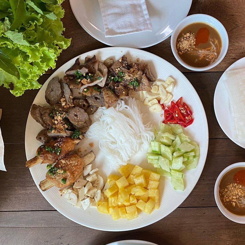 ชอบแหนมเนืองกับหมูย่าง กุ้งพันอ้อยแข็งไปนิดอาจจากใช้เนื้อกุ้งปริมาณมากกว่าบางร้า