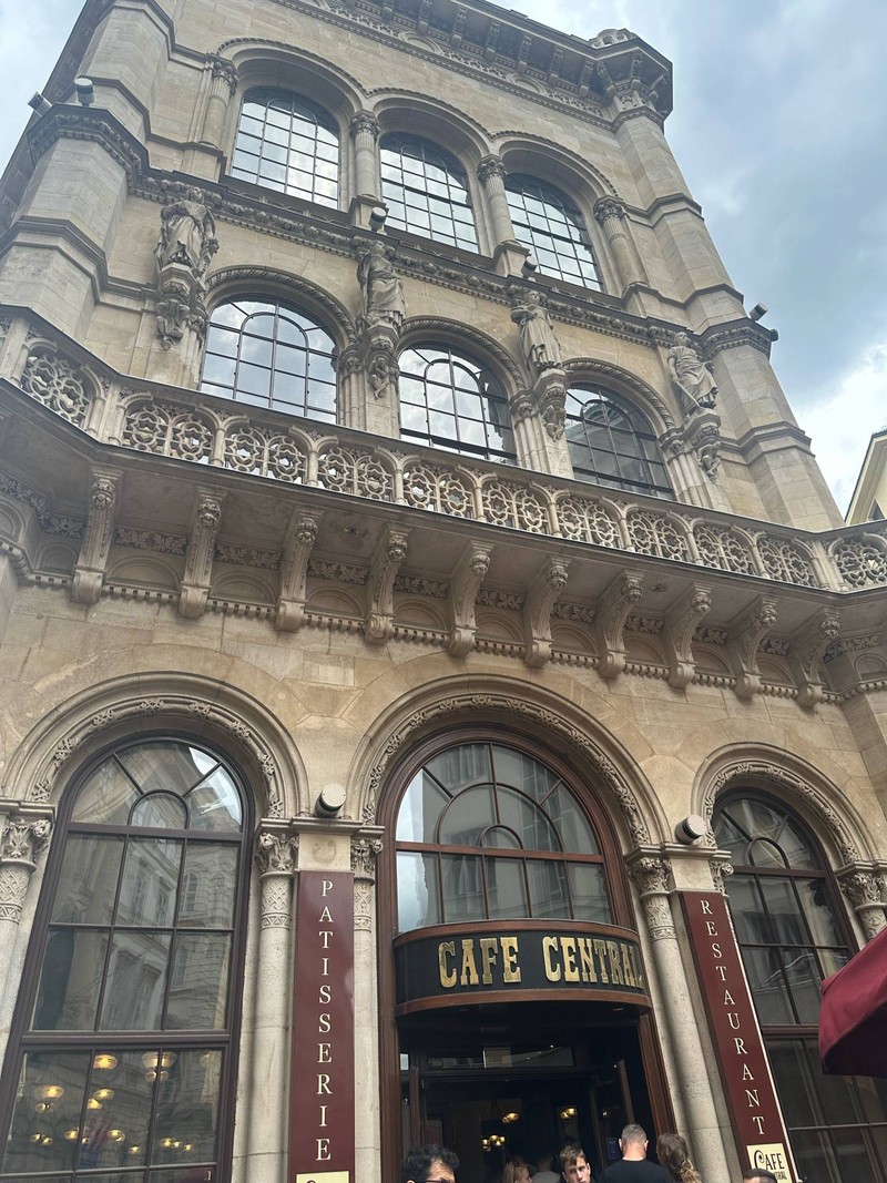 บรรยากาศหน้าร้านขณะรอคิว