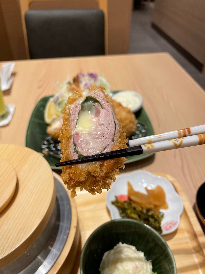 ทงคัตสึหมูห่อชีสและใบชิโสะ