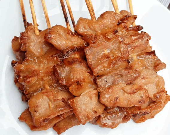 หมูปิ้ง 3 ไม้ + ข้าวเหนียว 1 ห่อ