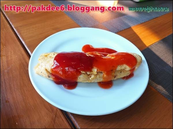 ออมเล็ตราดซอสพริกและซอสมะเขือเทศฉ่ำ ๆ