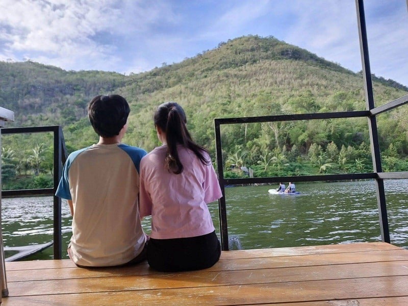 ภาพหลังห้องพัก ส่วนตัวมีระเบียงกั้น ลงเล่นน้ำได้มีชูชีพทุกห้อง มีเรือคายัคฟรี