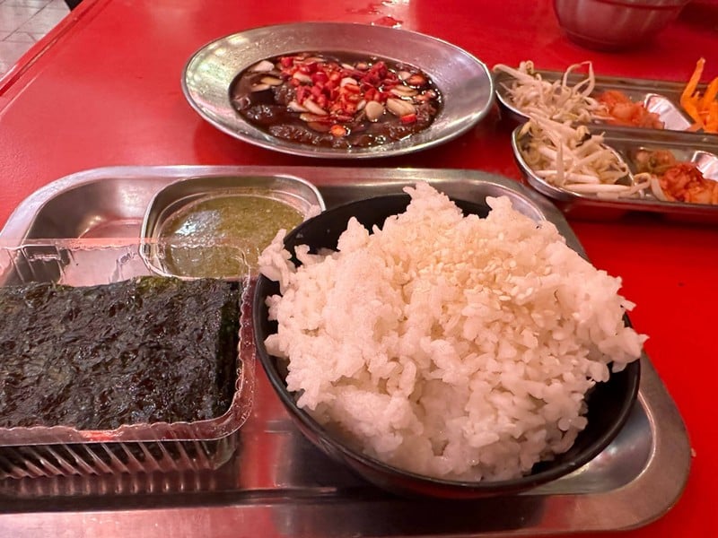 ไม่ค่อยเท่าไหร่ บรรยากาศวุ่นวาย ตะเกียบลื่นปื้ดๆ คีบไม่ติด พนักงาน เสิร์ฟ งงๆ  