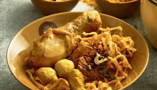 ข้าวซอยไก่ กระดูกหมูอ่อน