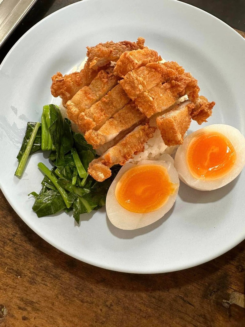 ข้าวหน้าหมูทอด ไข่ต้มยางมะตูม