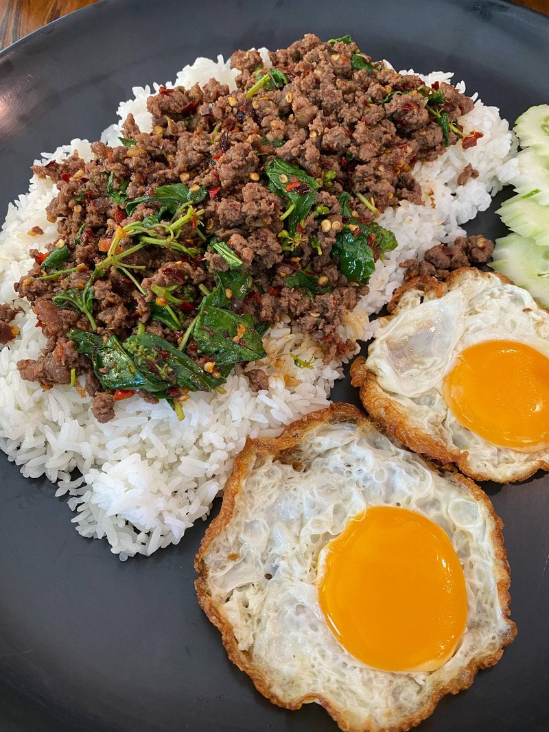 กะเพราถาดไข่ดาว เนื้อโคขุน