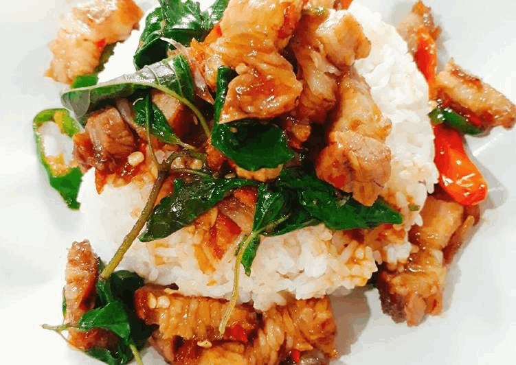 ข้าวผัดกะเพราหมูกรอบ