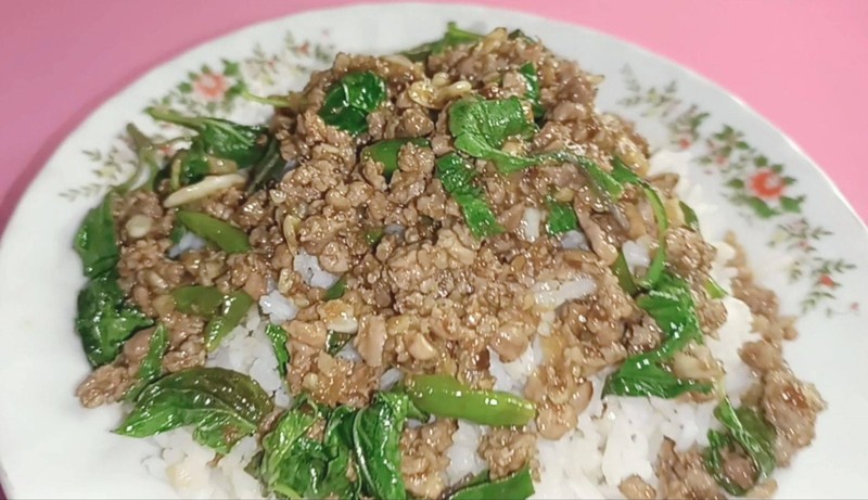 ผัดใบกะเพราหมูสับ ราดข้าว ฟรีใช่ดาว 1 ฟอง