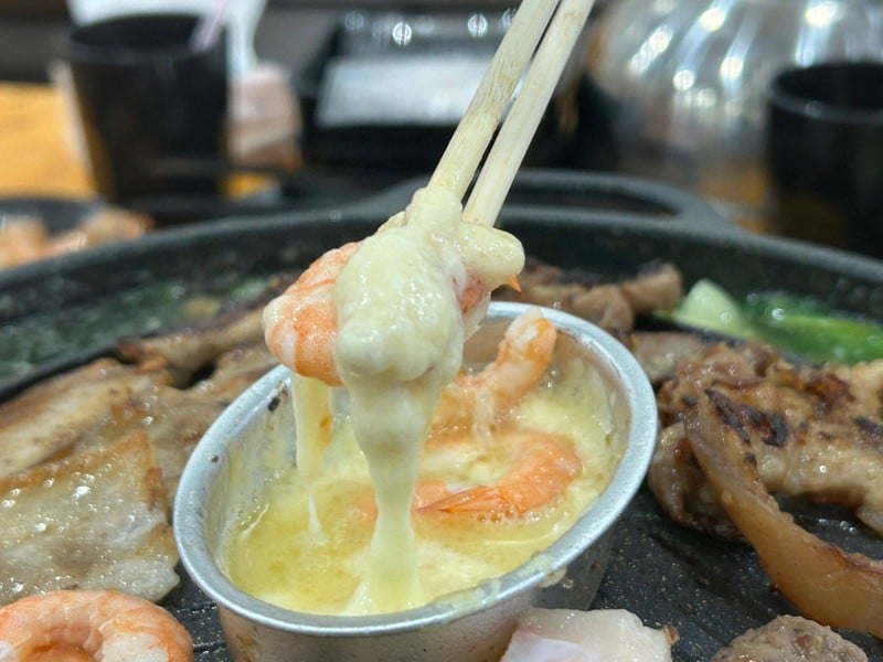 บุฟเฟ่ต์หมูกระทะ มีชีส เนื้อ ปลาหมึก กุ้งให้เลือกทานด้วย