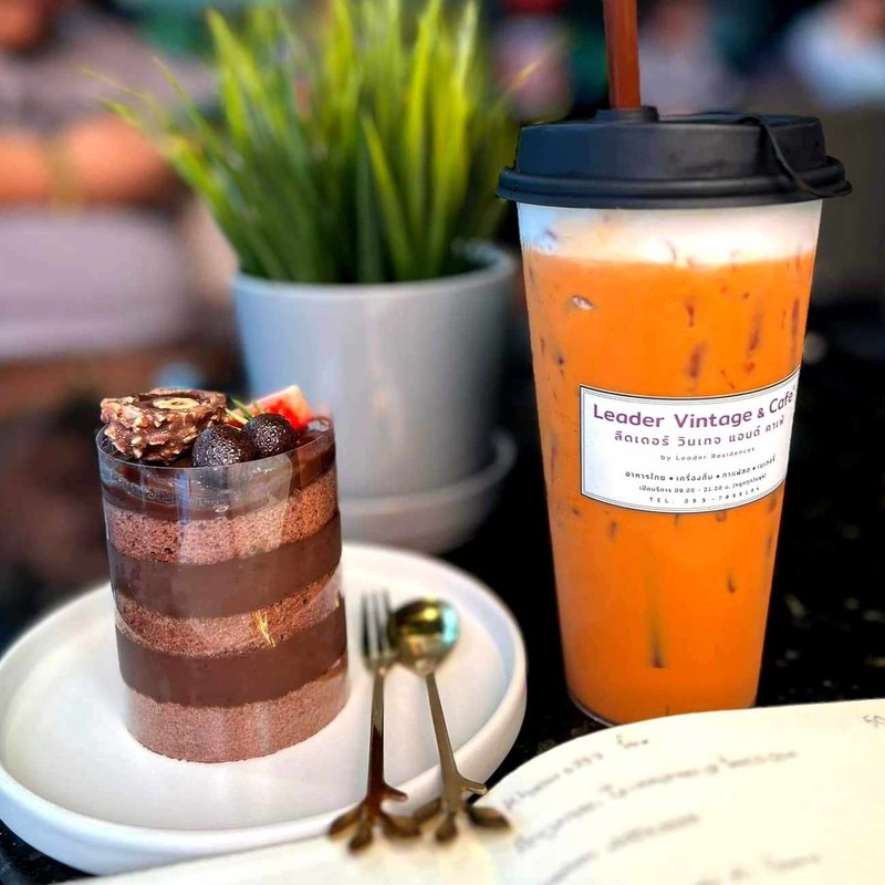 เค้กช็อคโกลแลตเข้มข้น ไม่หวานเลี่ยน กินคู่กับชาไทยวินเทจ เข้ม อร่อยมาก