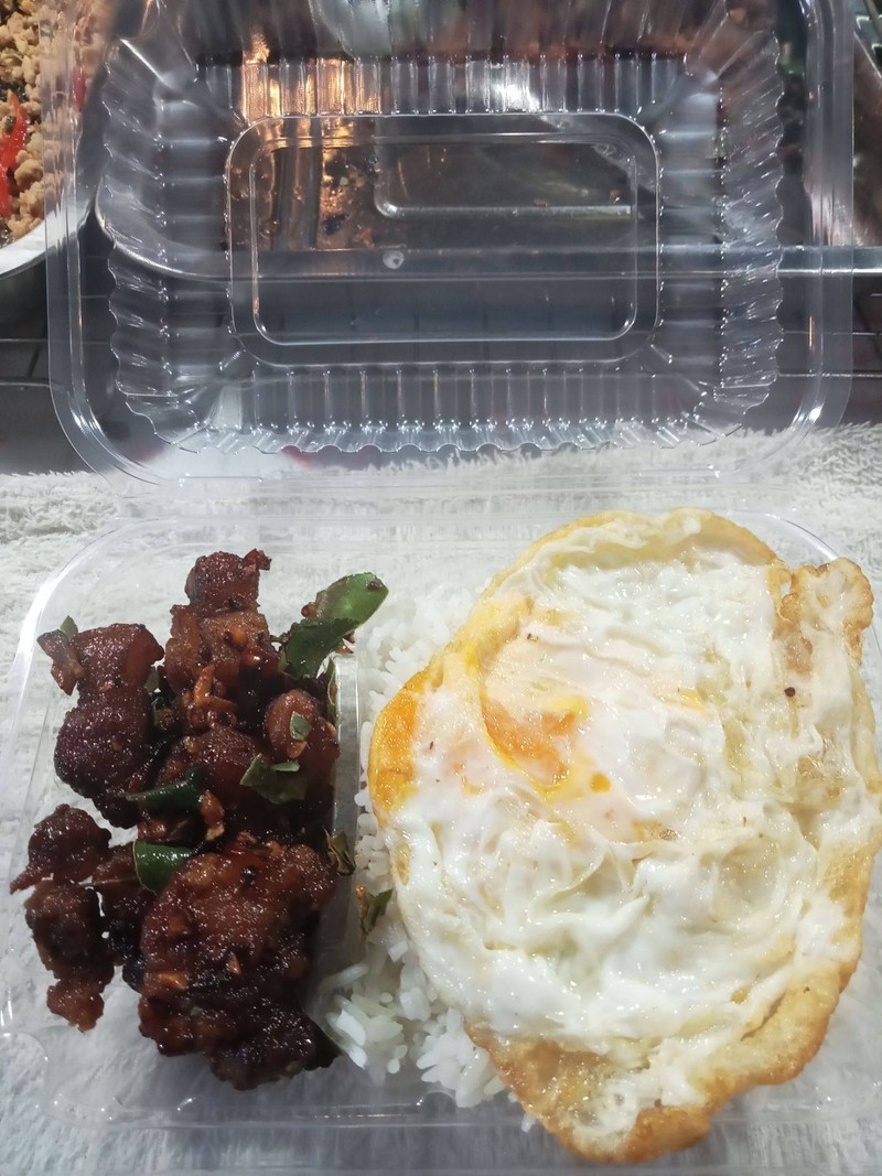 ข้าวสามชั้นคั่วพริกเกลือ+ไข่ดาว ราคา75/กล่อง