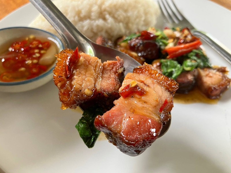 กะเพราหมูสามชั้นรมควัน