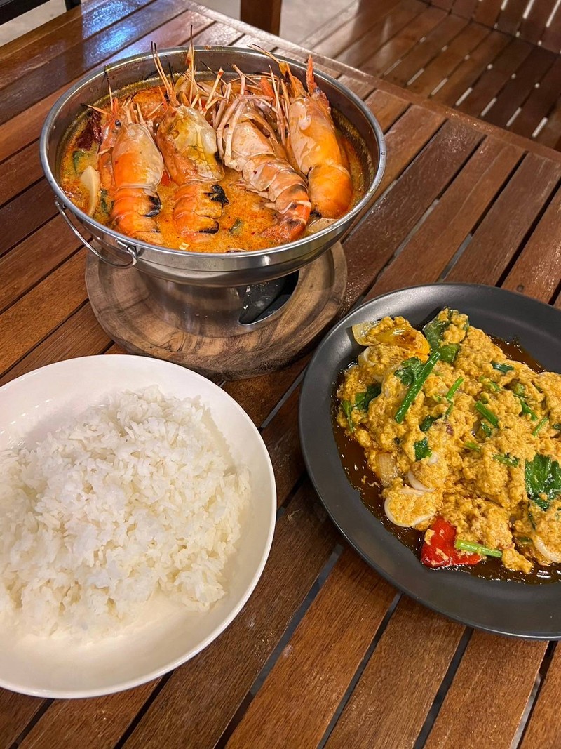 ผัดผงกะหรี่ กับต้มยำกุ้งเเม่น้ำ น้าข้น