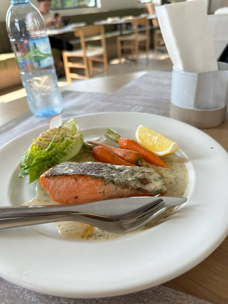 salmon steak ด้านใน juicy หนังกรอบ baby carrot ย่างจดนุ่ม ดีเลิศ