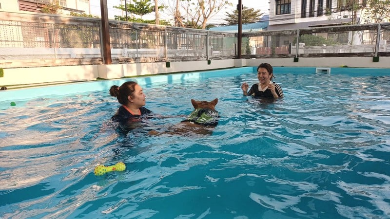 พาลูกชายมาลงสระครั้งแรก ดูแลดีมากค่ะ ขนาดน้องตัวใหญ่และดีด