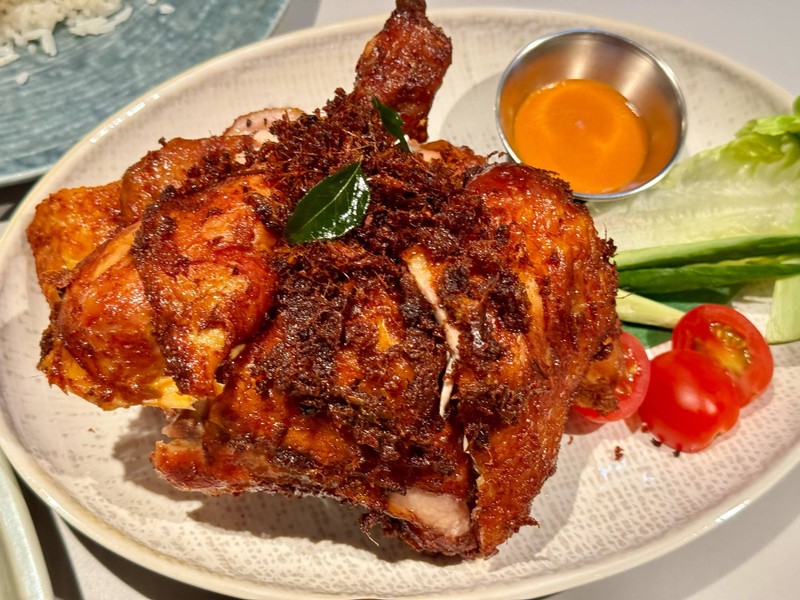 ไก่ทอดสมุนไพรชิ้นใหญ่