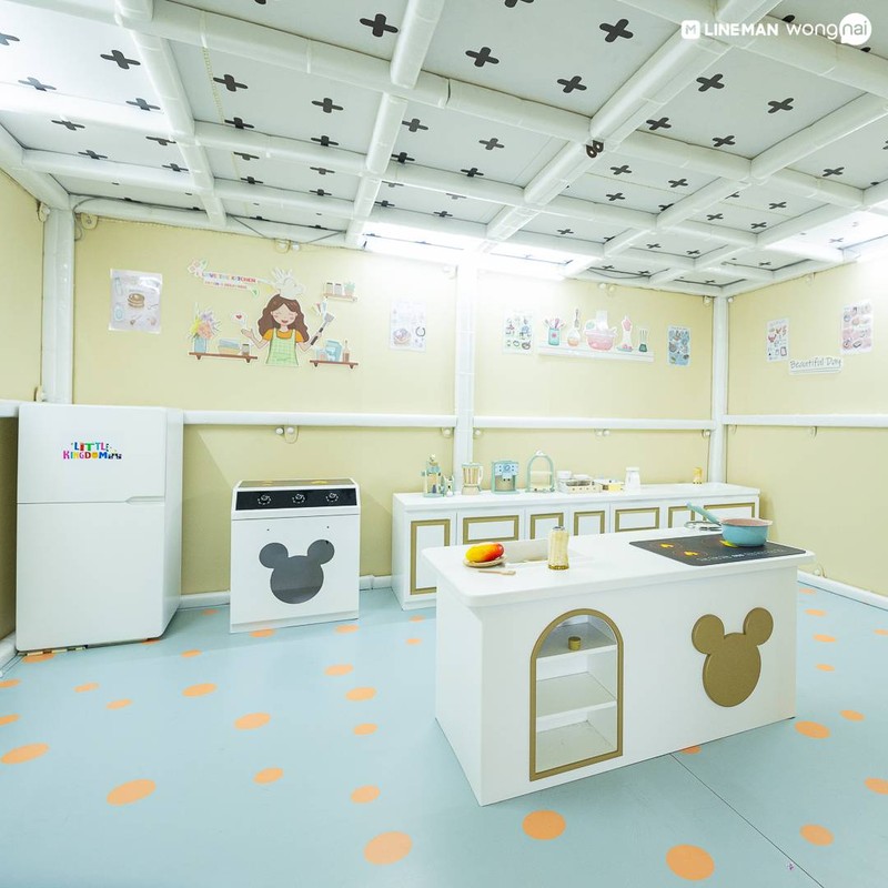 ใครที่อยากเป็นเชฟ ทางร้านก็มีโซนทำอาหารด้วย จำลองห้องครัวมาให้เล่นกันเพลิน ๆ