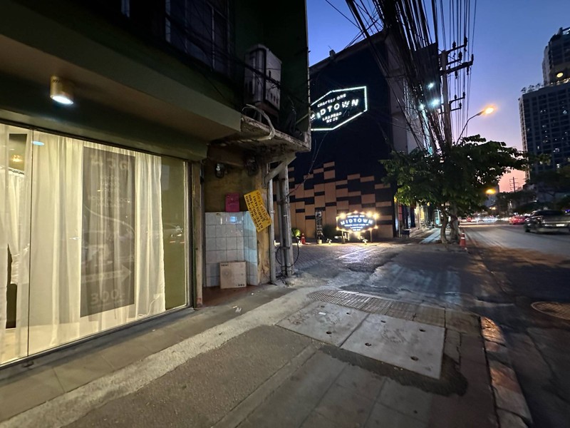 ร้านตั้งอยู่หน้าทางเข้าคอนโด Chapter one Midtown ลาดพร้าว 24 เลย ยังไงก็เจอ last