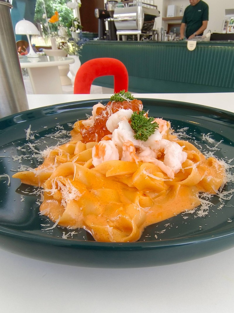 พาสต้าครีมซอสเกาหลี มีรสเผ็ดหน่อยๆไว้ตัดเลี่ยน โรยชีส ท๊อปด้วยกุ้ง และไข่ปลา รสเ