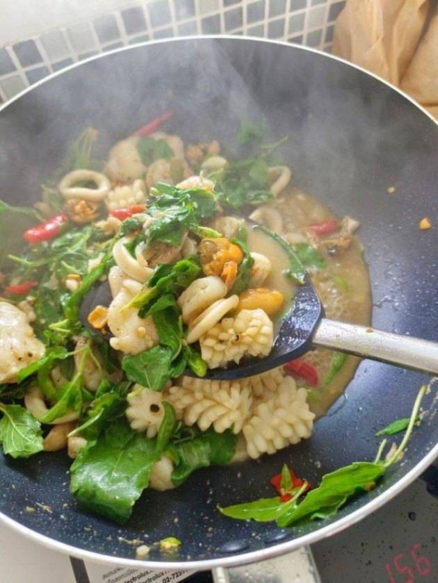 ข้าวกะเพราปลาหมึก