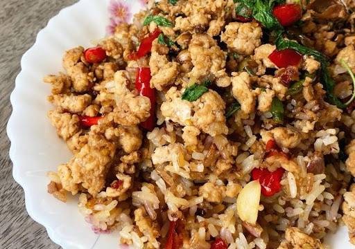กะเพราหมูสับคลุกข้าว