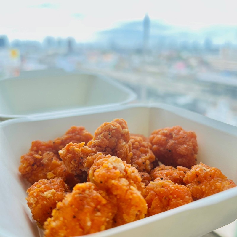 อกไก่ไร้หนัง กลายมาเป็นไก่ป๊อปรสเผ็ดขนาดพอดีคำพร้อมแป้งบางกรอบ