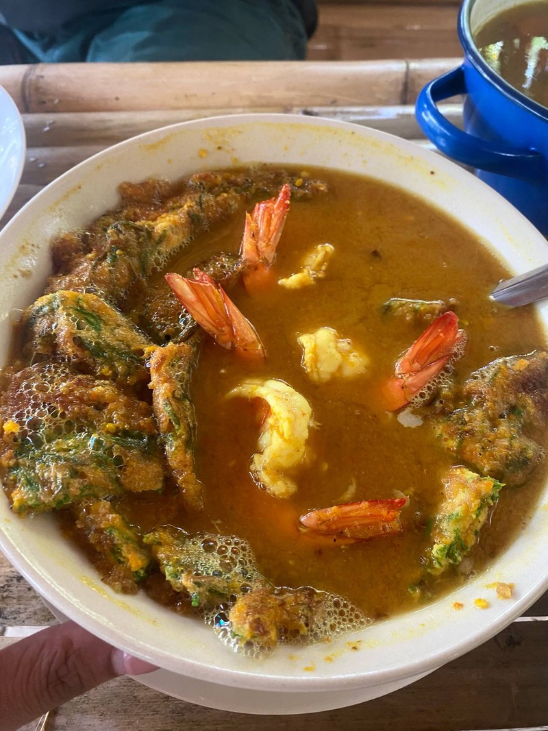 แกงส้มกุ้งชะอมไข่