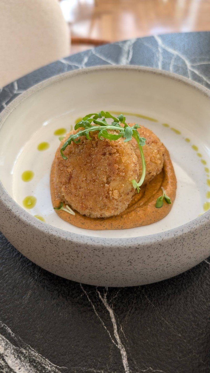 ซอส Cajun ปรุงได้ดี ตัว crab cake ทอดได้โอเค ไม่อมน้ำมัน เนื้อปูเยอะ แต่รู้สึกแห